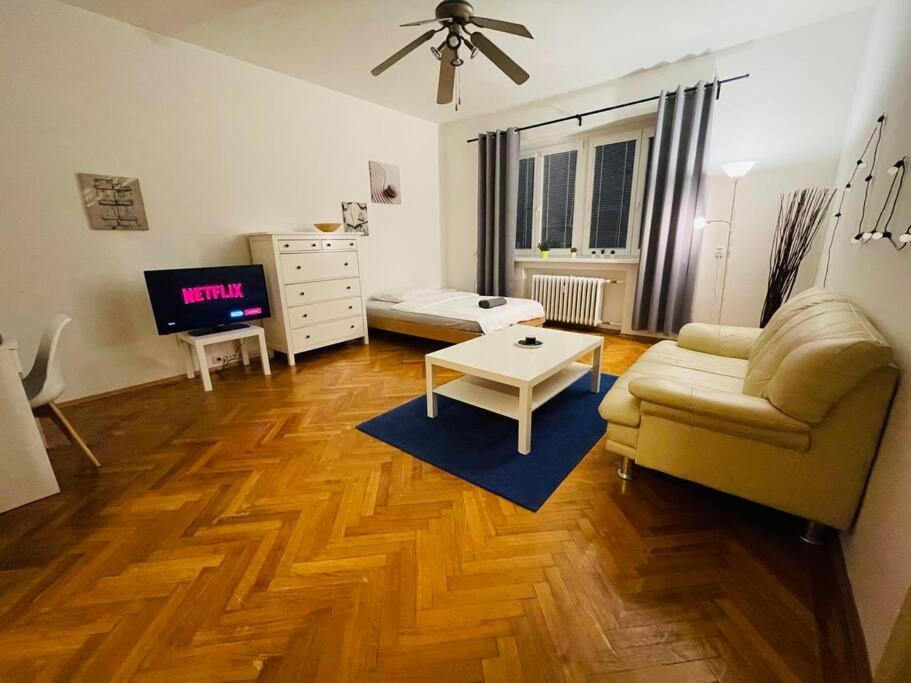 Lovely 2Bdr In Center, Wifi & Self-Check In Bratislava Exterior photo